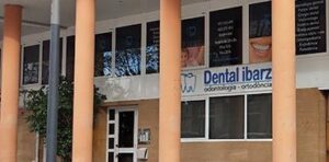 Clínica Dental Ibarz, ubicada en el corazón de Reus, junto a la estación.